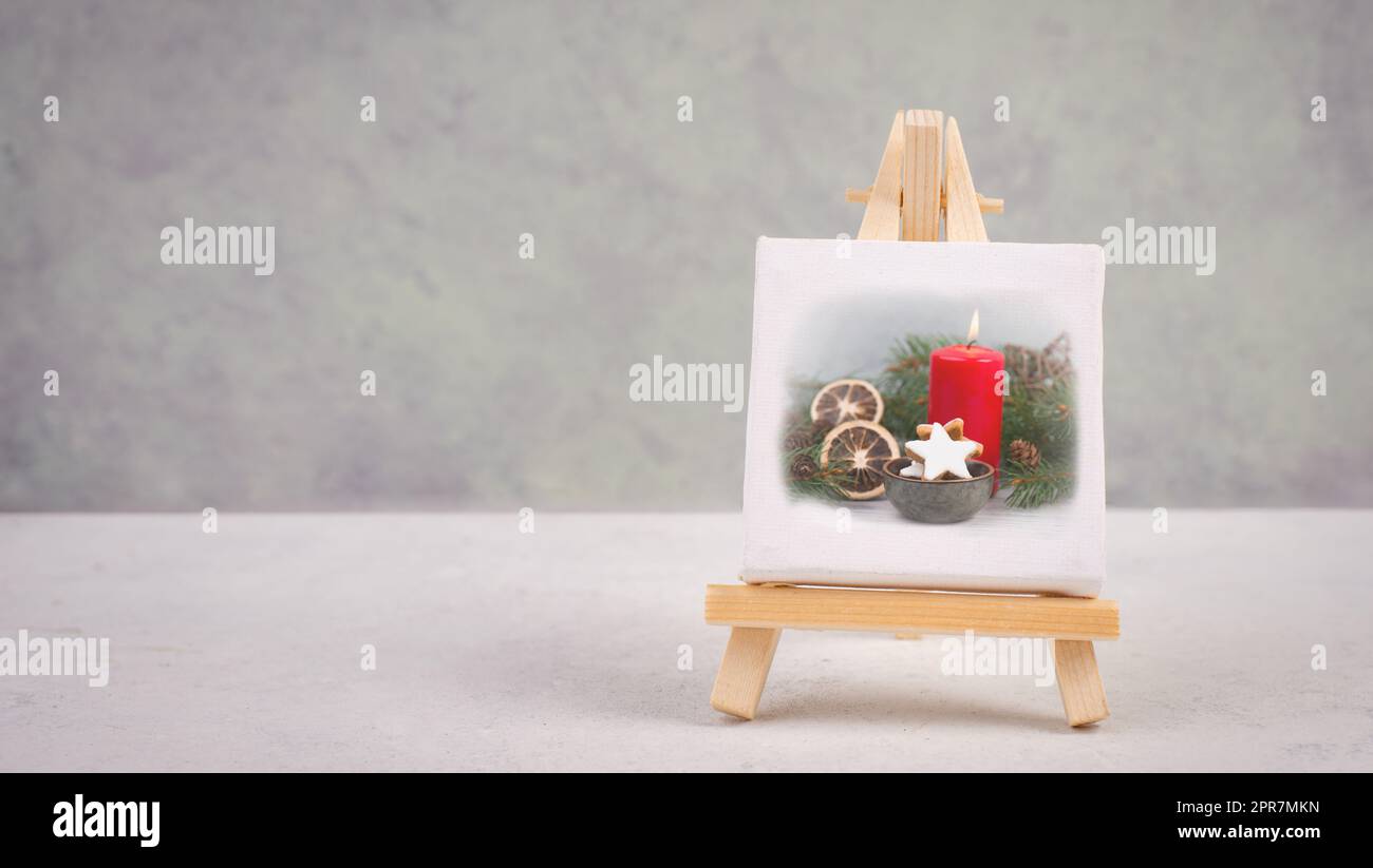 Couronne de l'AVENT, décoration de noël avec bougie rouge, dessin sur un chevalet, espace de copie pour le texte, carte de vœux des fêtes Banque D'Images