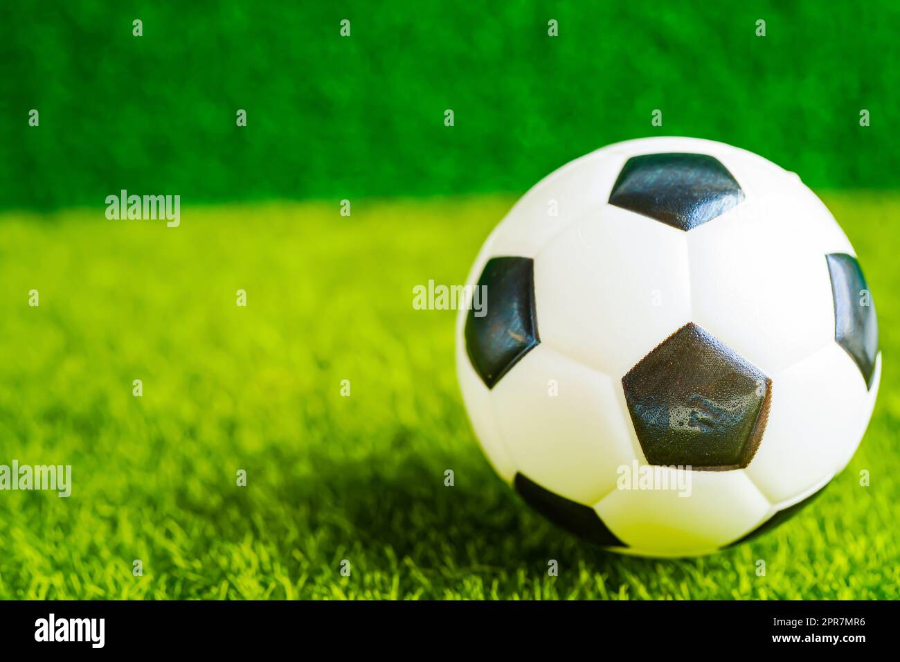 Bitcoin d'or avec ballon de football ou de football, crypto-monnaie utilisée dans les Paris sportifs en ligne. Banque D'Images