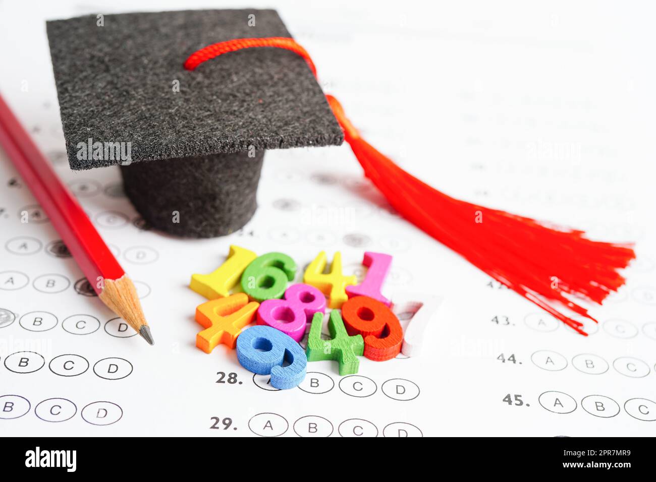 Numéro mathématique avec chapeau d'écart de graduation sur la feuille de réponses choix de test pour l'apprentissage mathématique, concept mathématique d'éducation. Banque D'Images