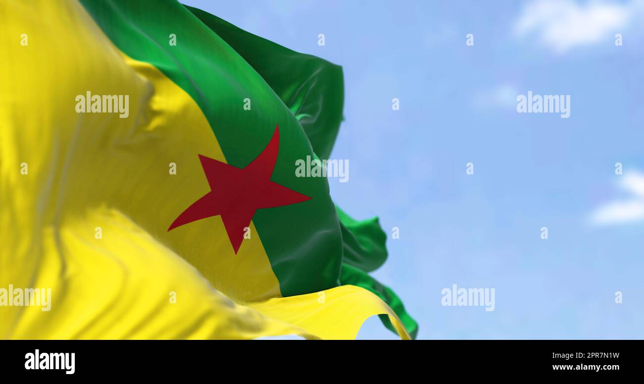Drapeau de la Guyane française agitant dans le vent par temps clair. La ...