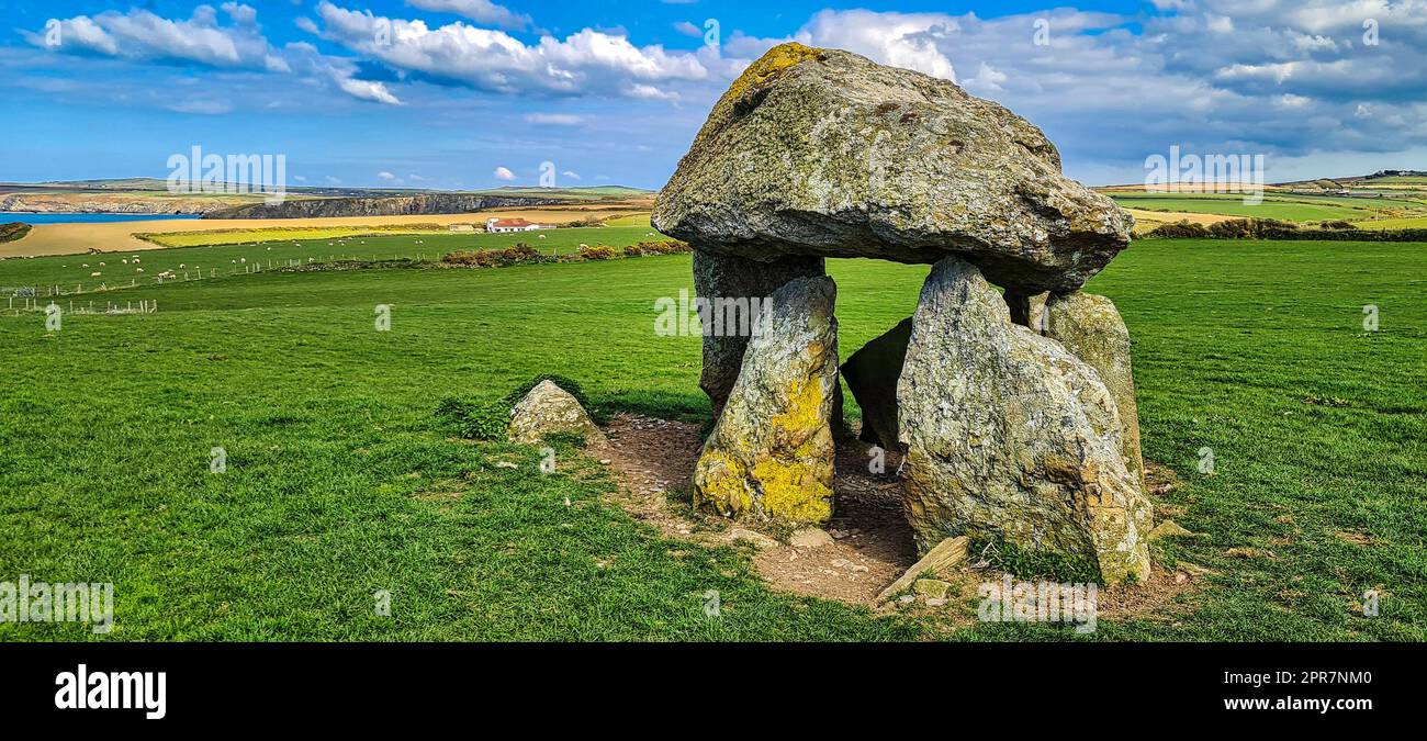 Carreg Samson connu sous le nom de Carreg Sampson, Samson's Stone, ou The Longhouse - Pembrokeshire Coast Path au pays de Galles, au Royaume-Uni Banque D'Images