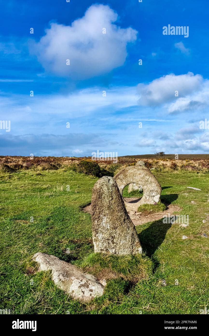 Men-an-Tol connu sous le nom de Men an Toll ou Crick Stone - petite formation de pierres debout à Cornwall, Royaume-Uni Banque D'Images