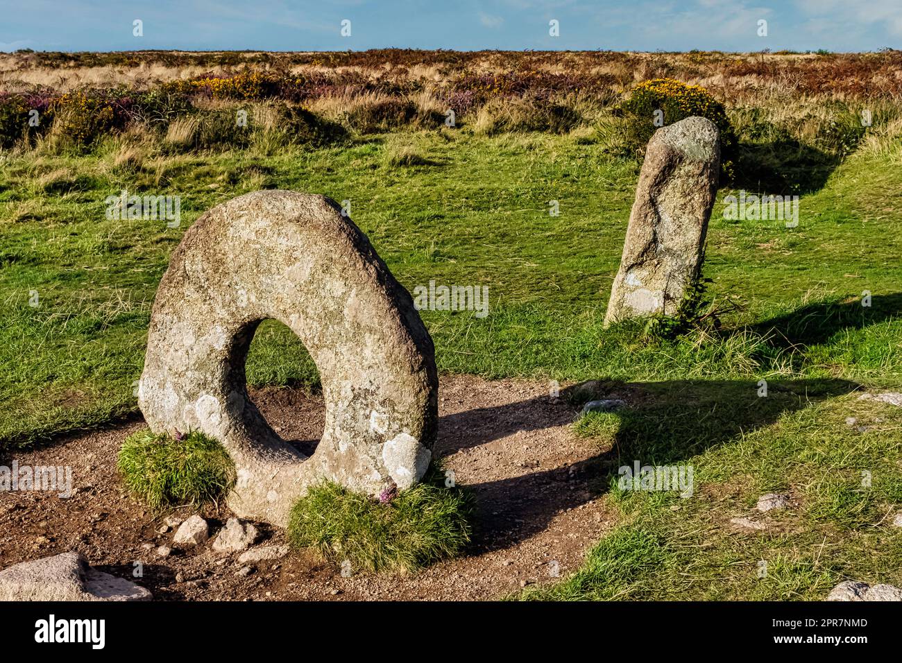 Men-an-Tol connu sous le nom de Men an Toll ou Crick Stone - petite formation de pierres debout à Cornwall, Royaume-Uni Banque D'Images