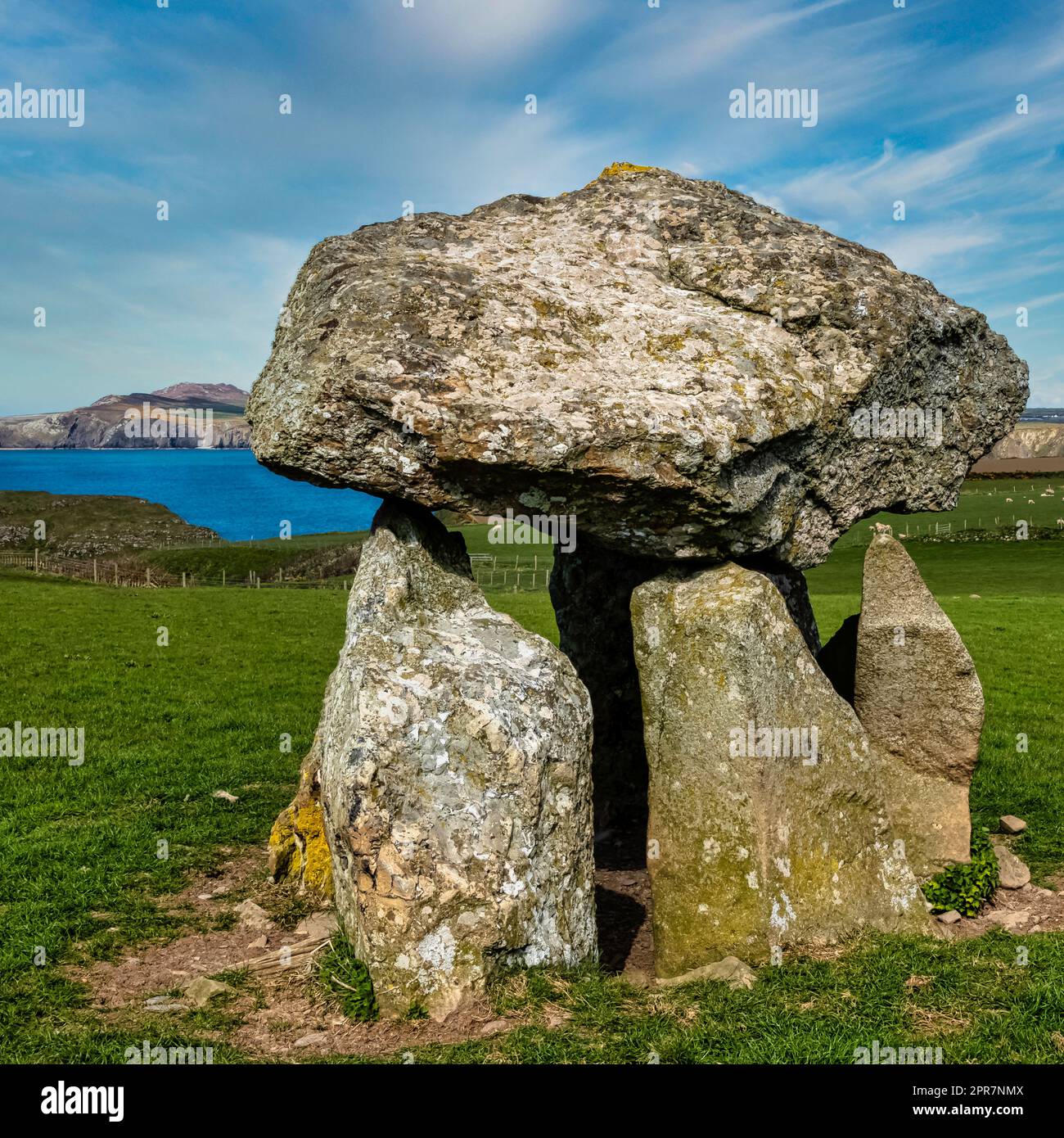 Carreg Samson connu sous le nom de Carreg Sampson, Samson's Stone, ou The Longhouse - Pembrokeshire Coast Path au pays de Galles, au Royaume-Uni Banque D'Images