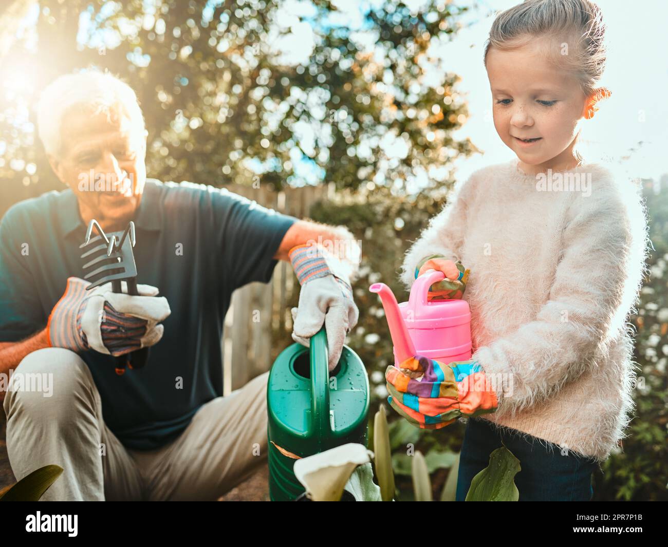 Il n'y a pas d'erreurs de jardinage, seulement des expériences. Photo d'une adorable petite fille en jardinage avec son grand-père. Banque D'Images