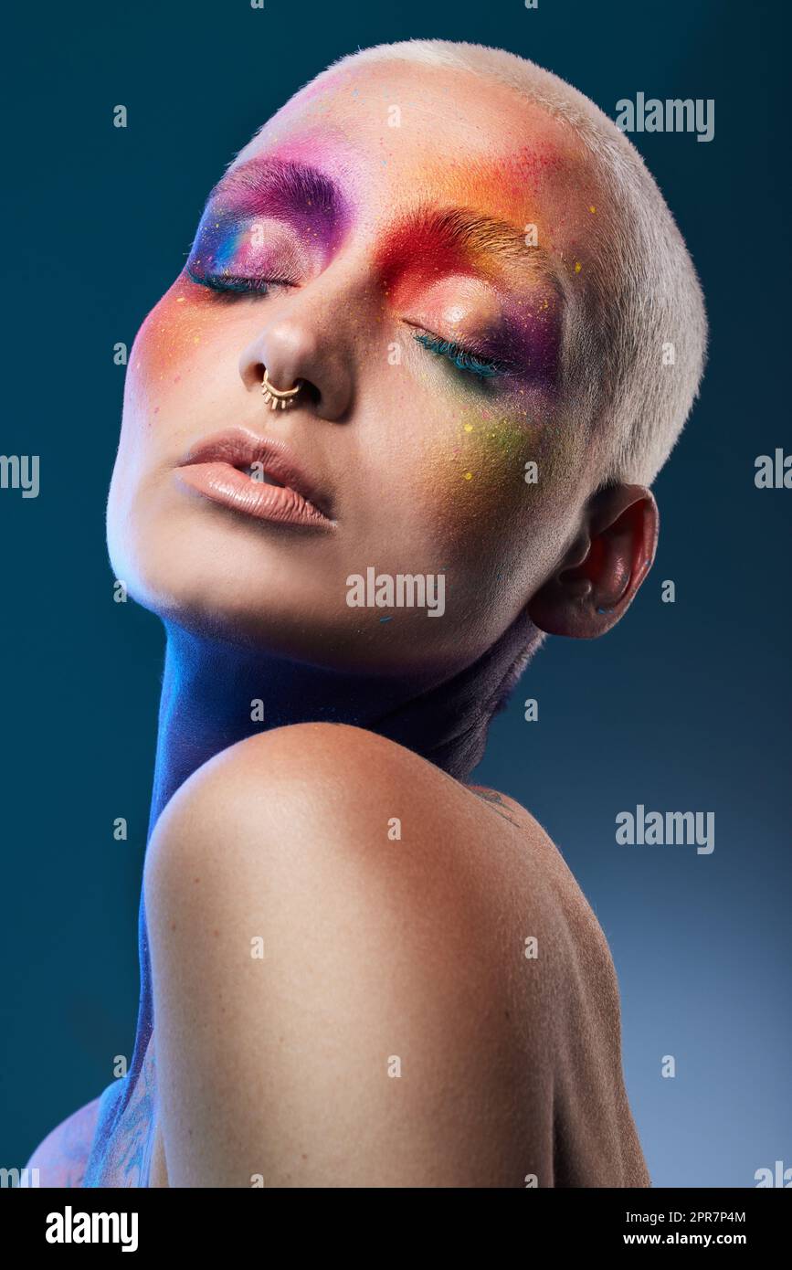 Être vous. Soyez différent. Photo studio d'une jeune femme posant avec de la peinture multicolore sur son visage. Banque D'Images