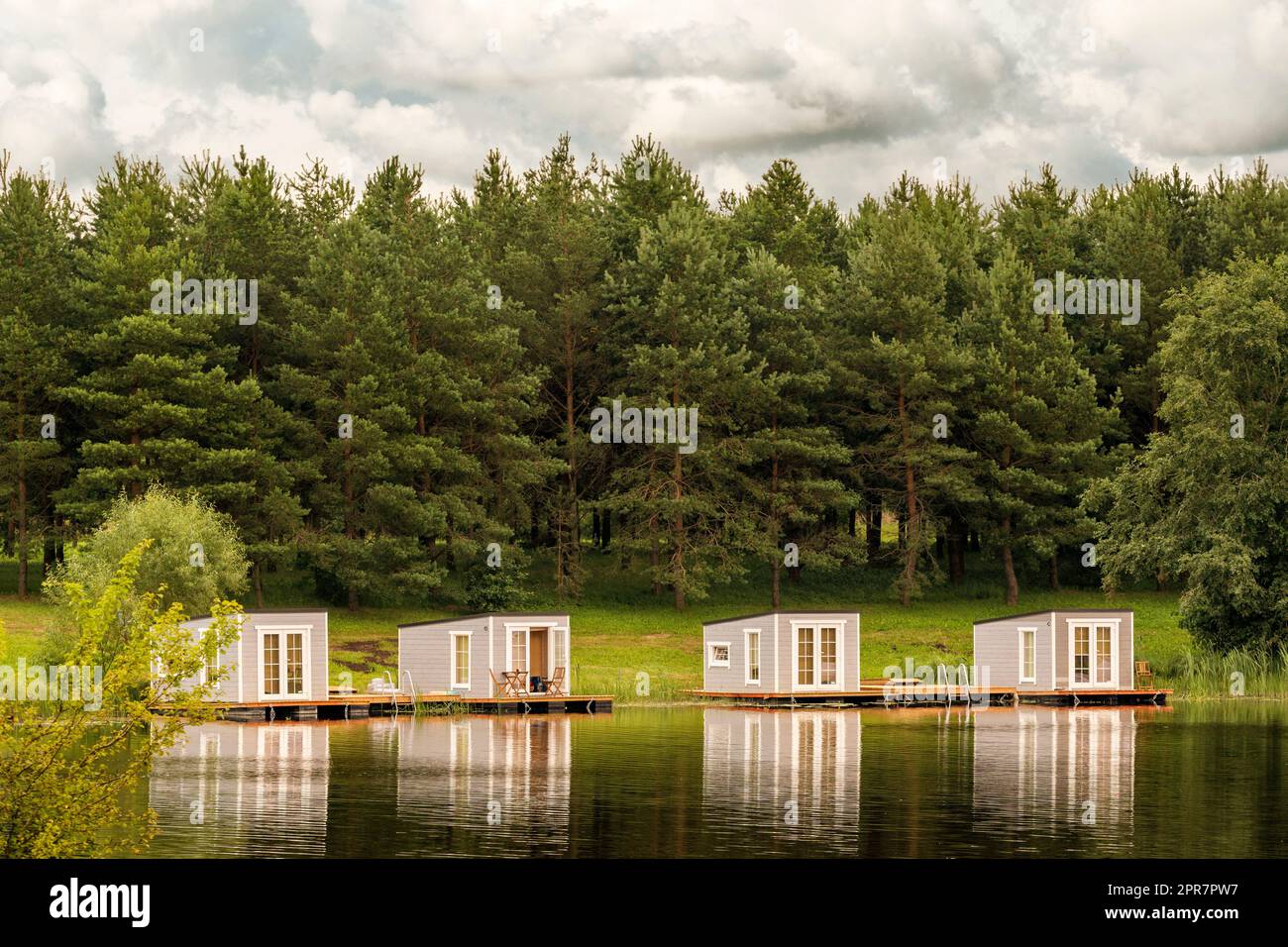 Quatre cabines flottantes avec belle réflexion sur l'eau du lac Banque D'Images