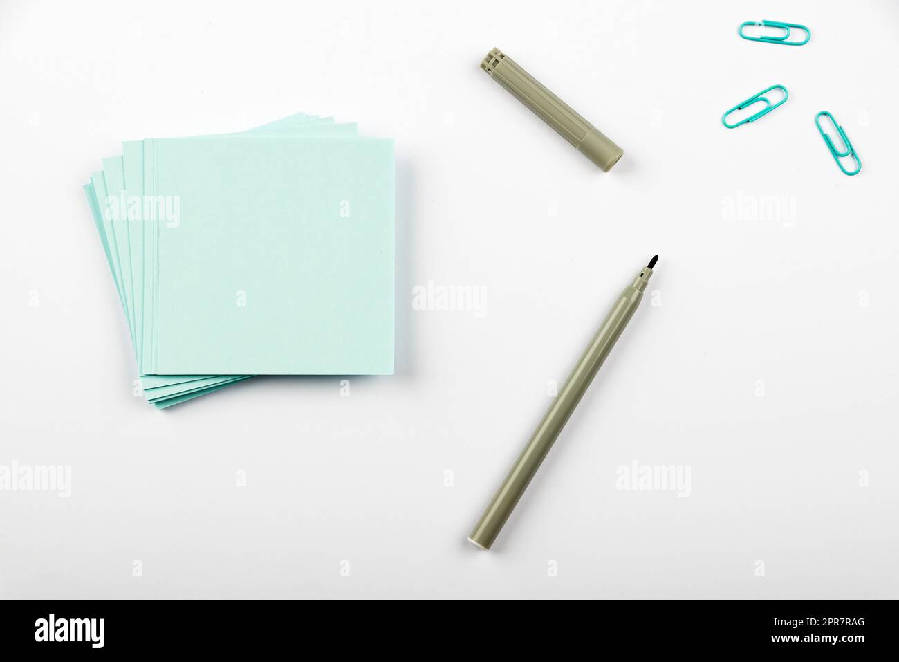 Messages importants écrits sur des notes adhésives sur le bureau avec un marqueur et des trombones. Informations de base présentées sur les Mémos sur la table avec un stylo coloré et des clips. Banque D'Images