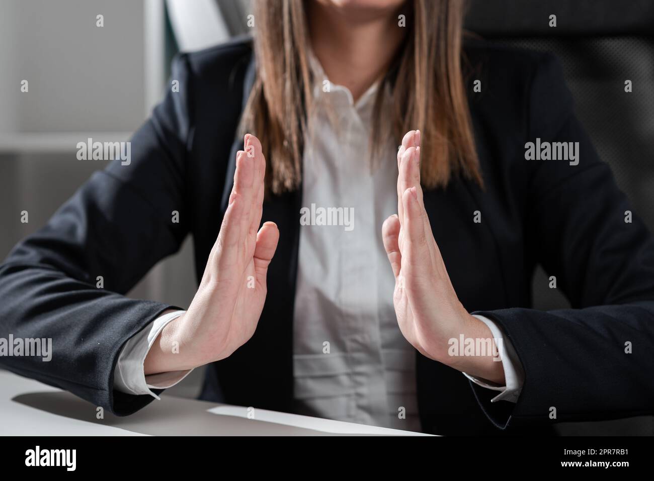 Femme d'affaires tenant un message important entre les mains. Femme en costume montrant une nouvelle idée crutiale parmi les palmiers. Cadre présentant les informations critiques mises à jour. Banque D'Images