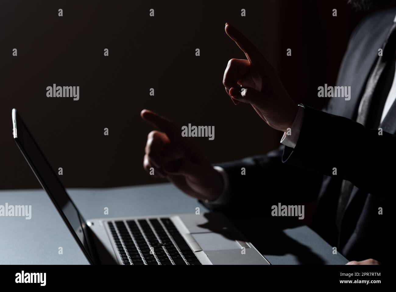 Homme et femme pointant avec les doigts sur les messages importants assis sur le bureau avec le recouvrement. L'équipe commerciale présente les informations les plus confidentielles avec les mains. Cadres montrant des données. Banque D'Images