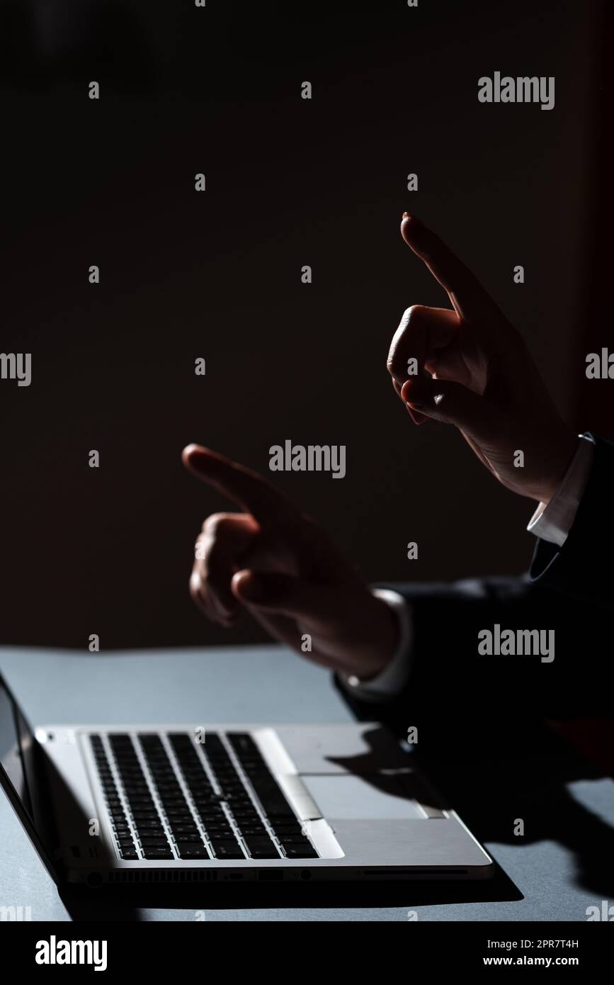 Homme et femme pointant avec les doigts sur les messages importants assis sur le bureau avec le recouvrement. L'équipe commerciale présente les informations les plus confidentielles avec les mains. Cadres montrant des données. Banque D'Images