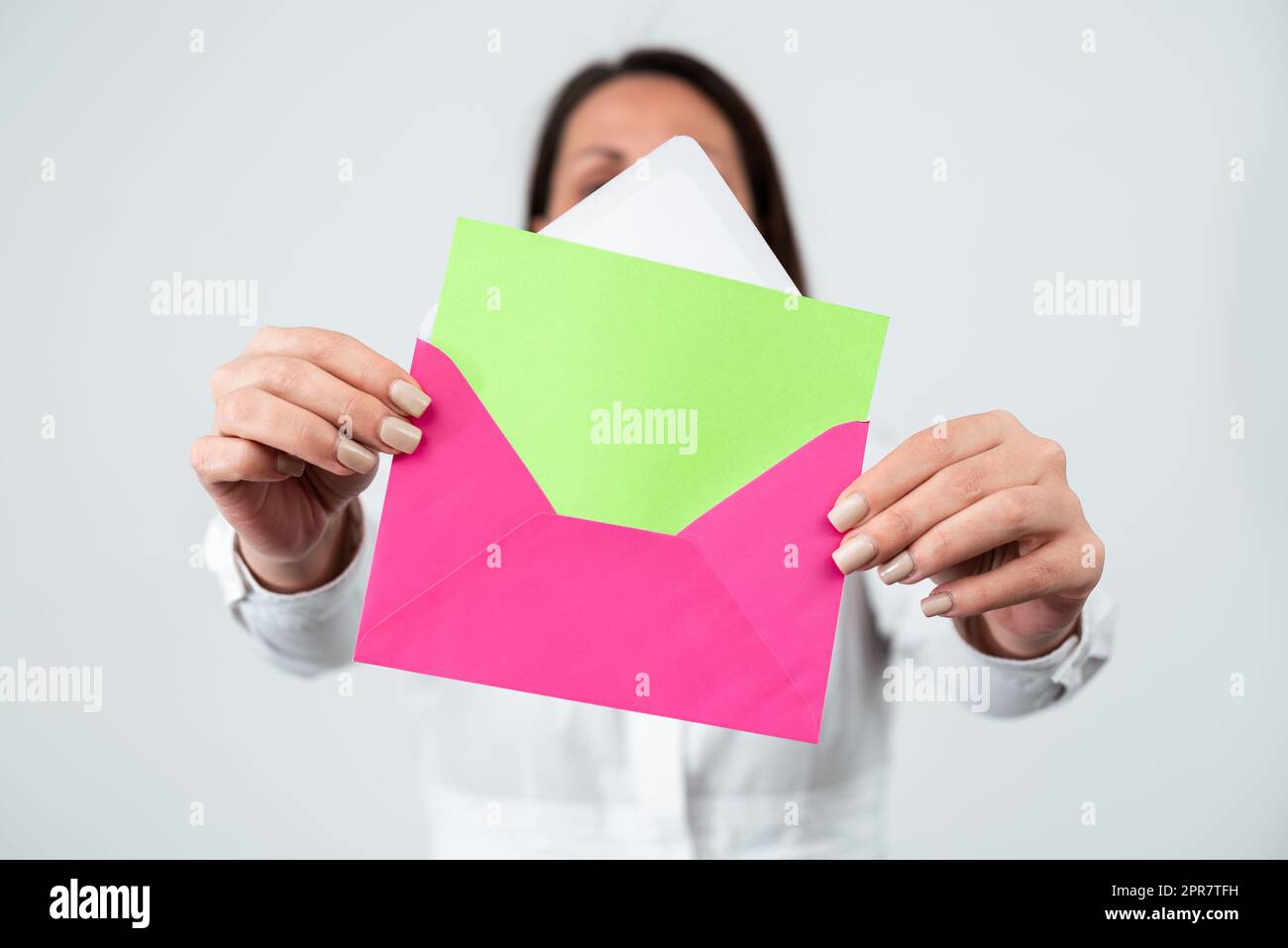 Enveloppe de conservation professionnelle féminine et lettre en mains avec  message important. Femme d'affaires montrant la carte postale et présentant  des informations cruciales pour le progrès de l'entreprise Photo Stock -  Alamy