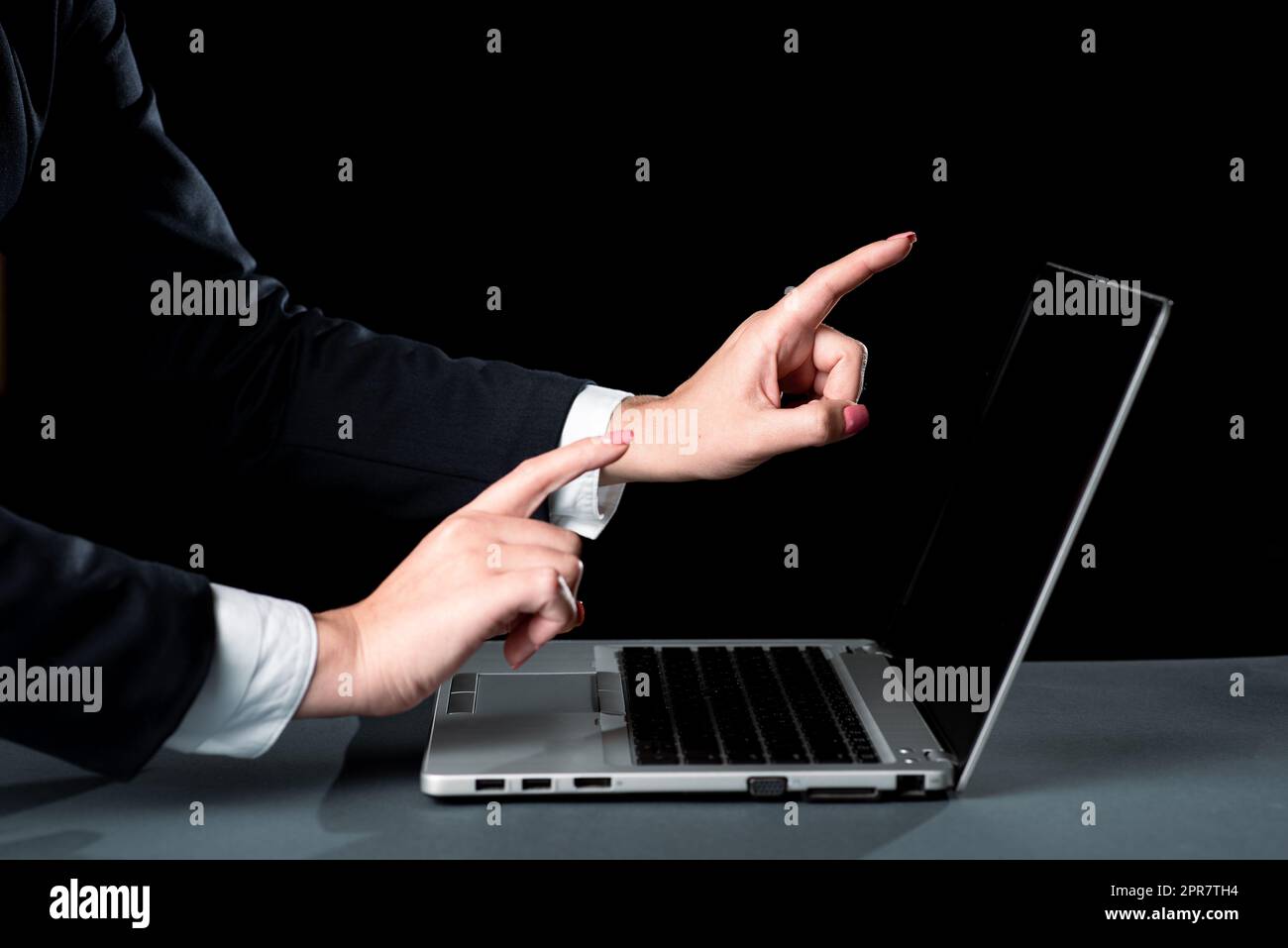 Femme d'affaires pointant avec deux doigts messages importants sur l'écran du haut du circuit. Femme montrant avec les deux mains des informations crutiales sur l'ordinateur. Lady présentant des mises à jour récentes. Banque D'Images