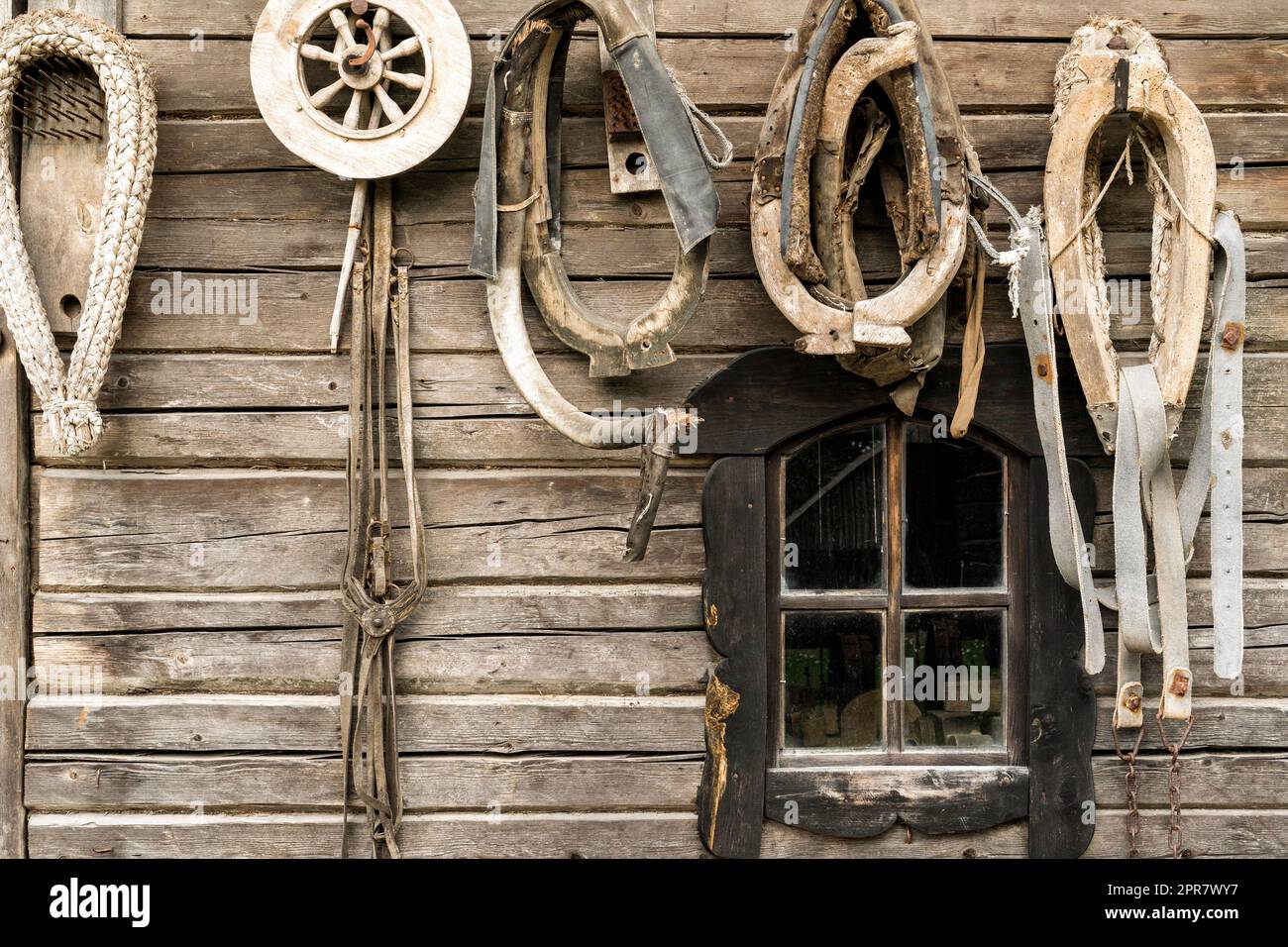 Vieux mur de maison avec des outils et des trucs anciens Banque D'Images