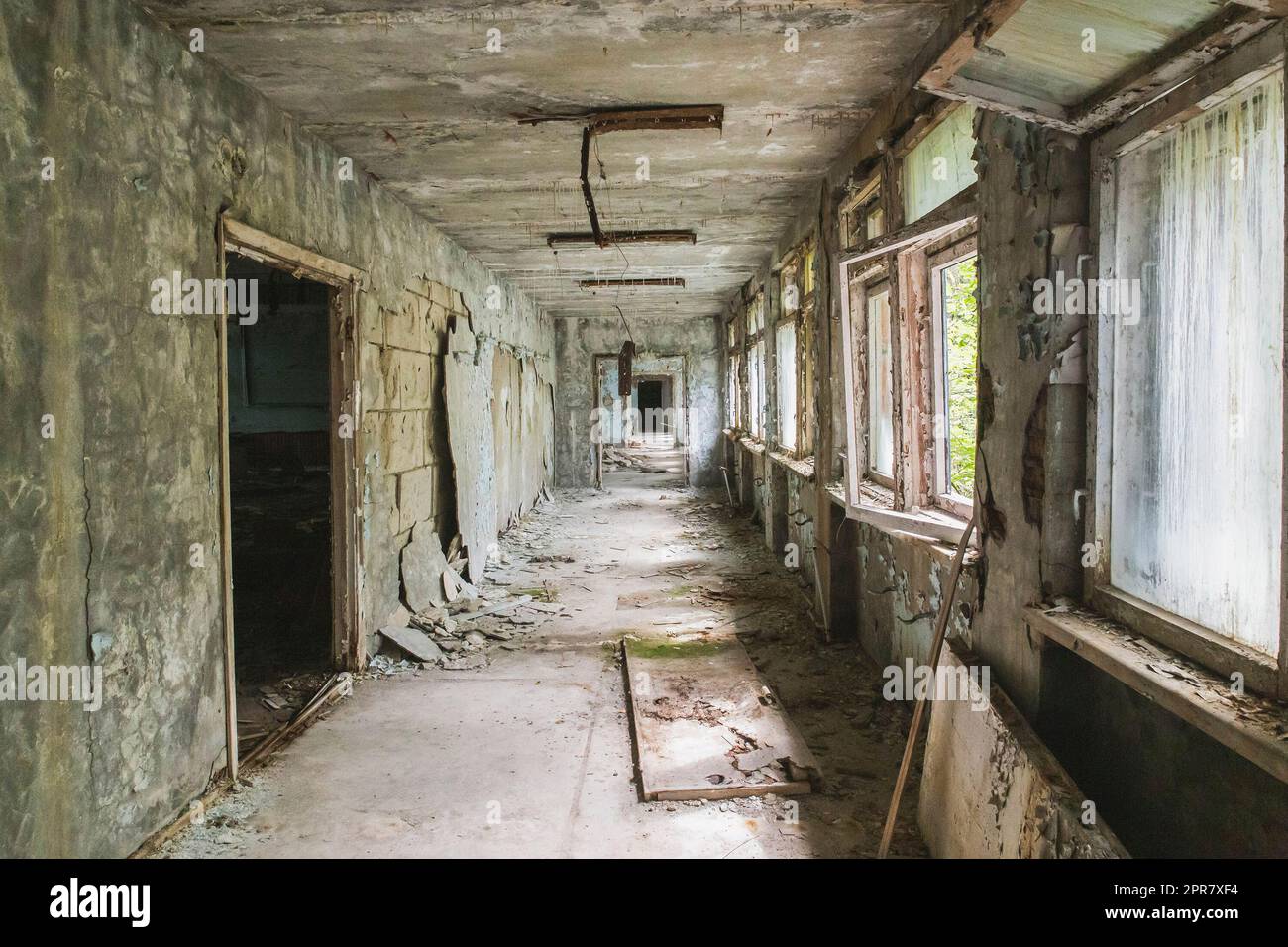 Couloir effrayant dans une école abandonnée à Pripyat Ukraine Banque D'Images