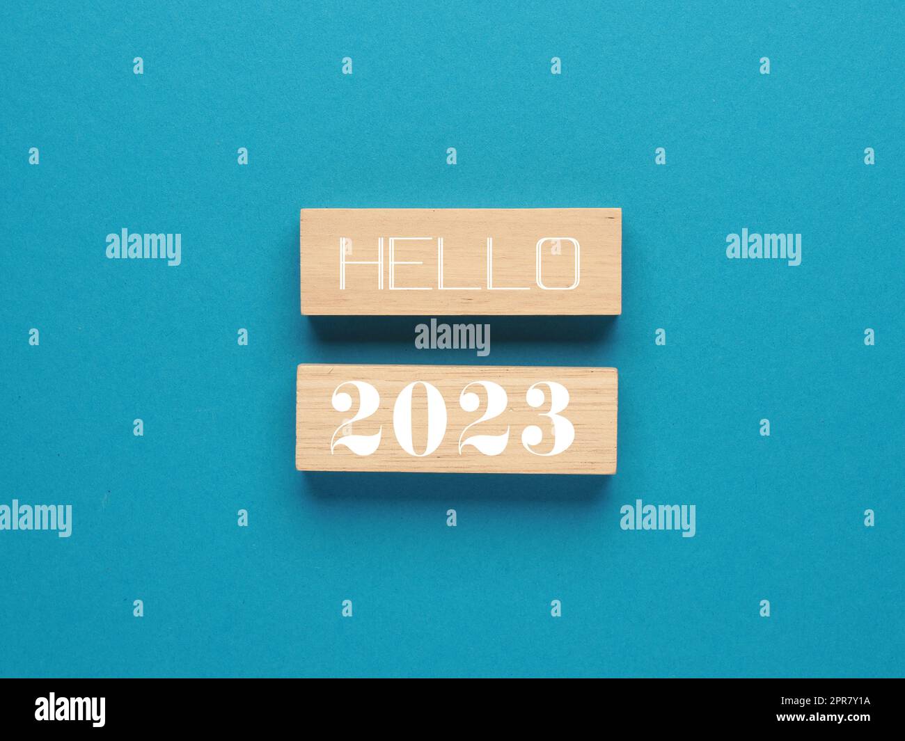 Blocs en bois avec les mots bonjour 2023 sur bleu Banque D'Images