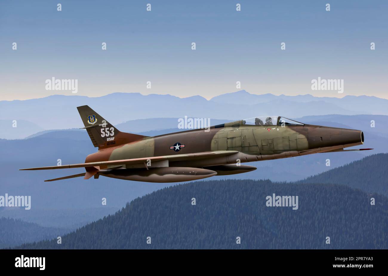 North American F-100 Super Sabre sur les montagnes Banque D'Images