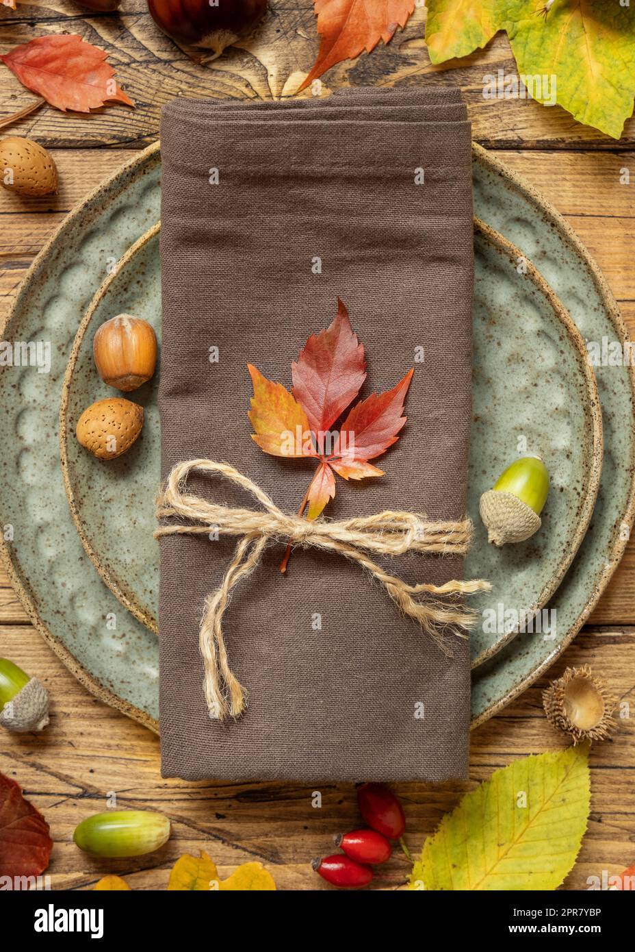 Table rustique d'automne entre les feuilles et les baies, vue sur le dessus de table en bois vintage Banque D'Images