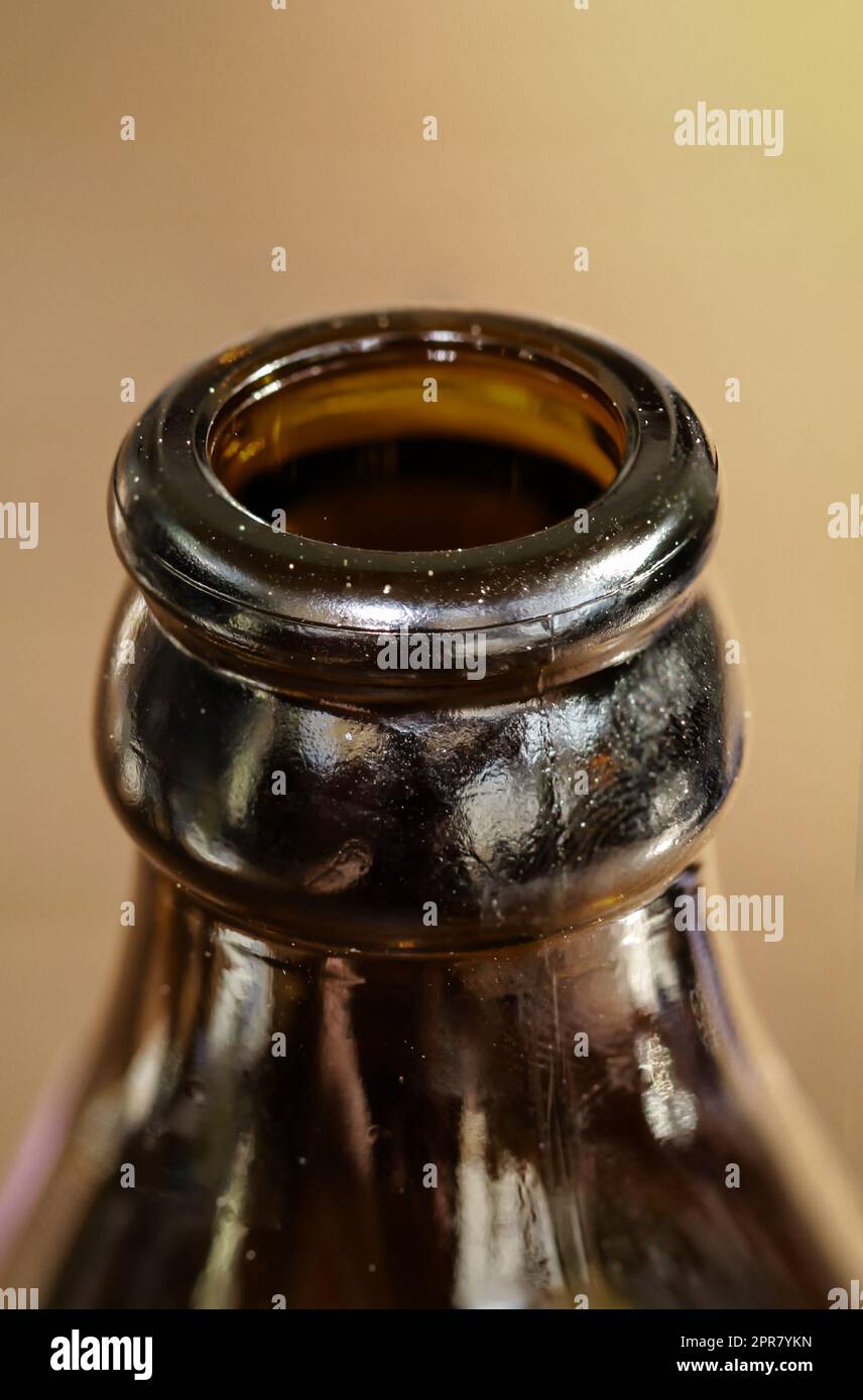 Un gros plan d'un col d'une bouteille en verre pour boissons. Banque D'Images