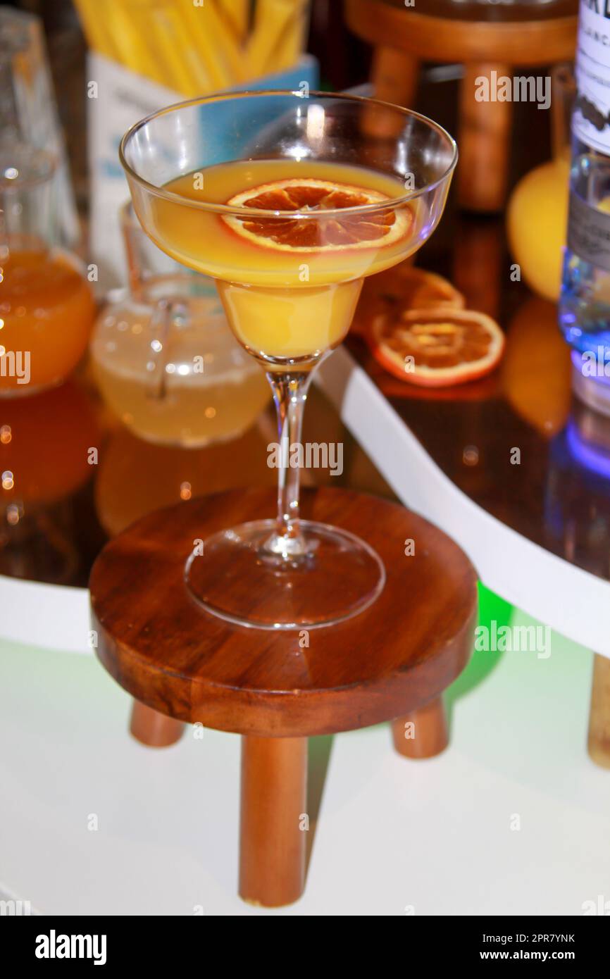Dans un bar à cocktails est un cocktail magnifiquement préparé et présenté. Banque D'Images