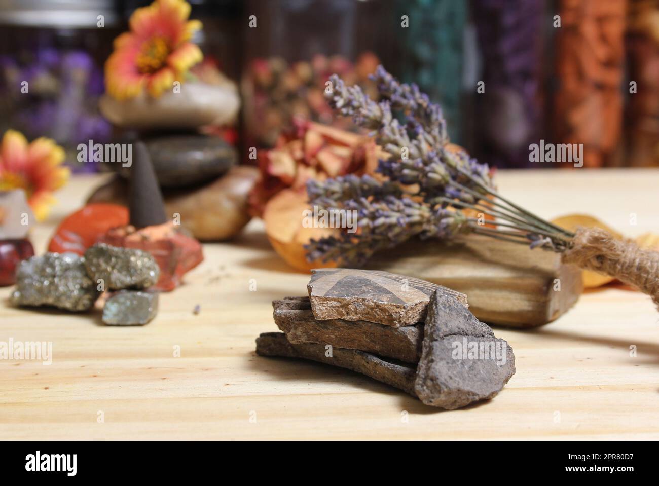 Morceaux de poterie amérindienne antique avec cristaux et fleurs sur la table de méditation Banque D'Images