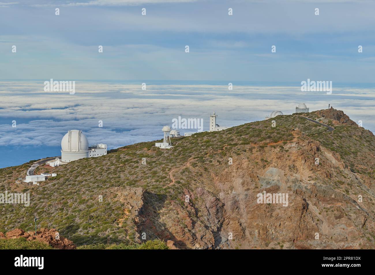 Observatoire Roque de los Muchachos à la Palma. Un observatoire astronomique sur un sommet de montagne avec un espace de copie bleu ciel. Télescope entouré de verdure et situé sur une île au bord de la falaise. Banque D'Images