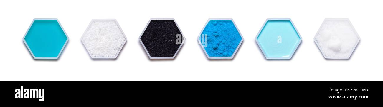 Ingrédient chimique dans un récipient hexagonal de forme moléculaire. Shampooing liquide, urée, permanganate de potassium, sulfate de cuivre (II), revitalisant pour cheveux et pastilles d'hydroxyde de sodium. Banque D'Images