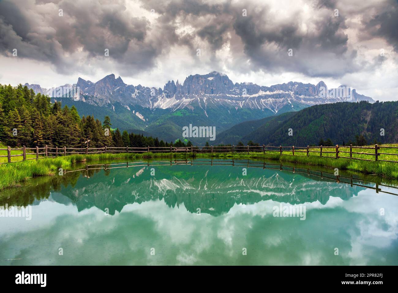 Le massif montagneux de Rosengarten (Catinaccio) se reflète dans un petit lac alpin, Tiers-Tires, Trentin-Haut-Adige/Sudtirol, Italie Banque D'Images