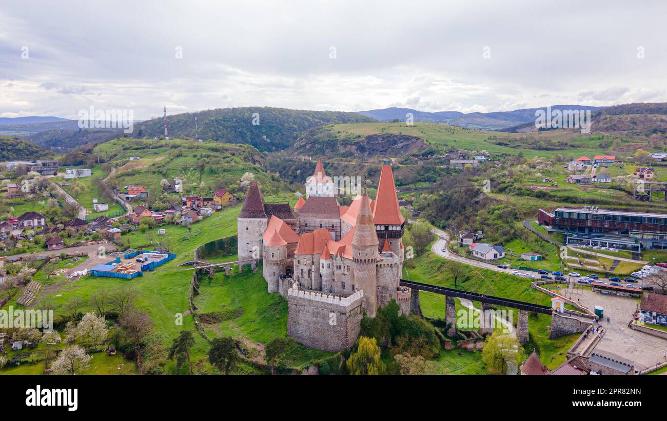 Vue aérienne du château de Huniyad à Hunedoara, en Roumanie, au printemps, par un jour de pluie. La photographie a été prise à partir d'un drone à une altitude inférieure avec t Banque D'Images
