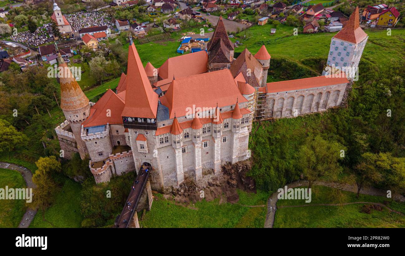 Vue aérienne du château de Hunyad à Hunedoara, en Roumanie, au printemps, par un jour de pluie. La photographie a été prise à partir d'un drone avec l'appareil photo incliné vers le bas Banque D'Images