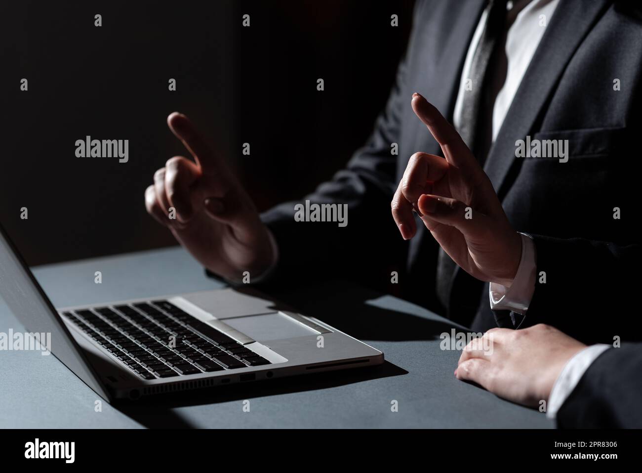 Homme et femme pointant avec les doigts sur les messages importants assis sur le bureau avec le recouvrement. L'équipe commerciale présente les informations les plus confidentielles avec les mains. Cadres montrant des données. Banque D'Images