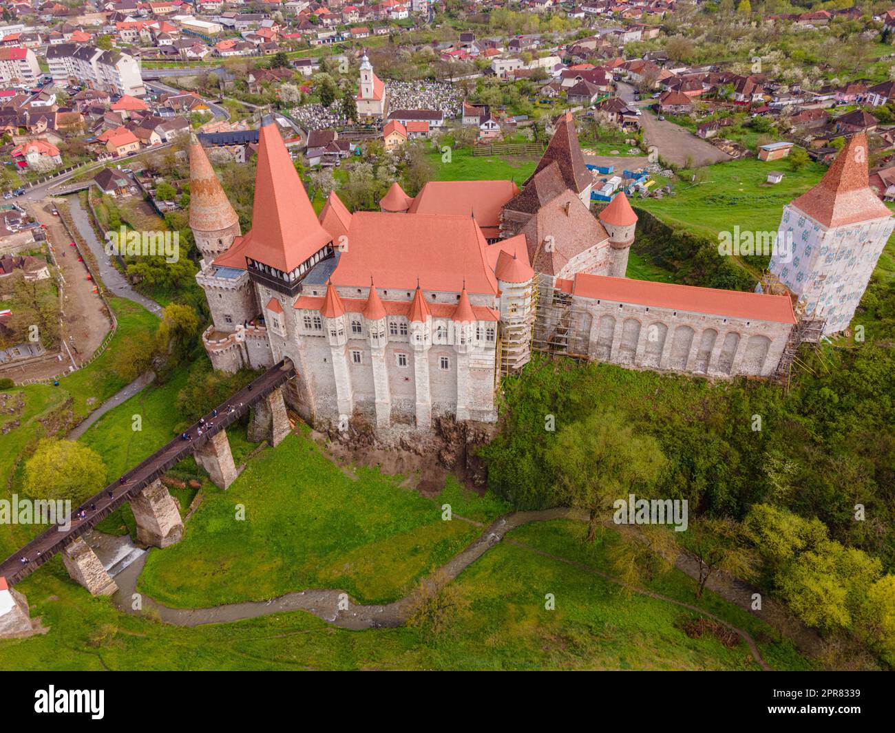 Vue aérienne du château de Hunyad à Hunedoara, en Roumanie, au printemps, par un jour de pluie. La photographie a été prise à partir d'un drone avec l'appareil photo incliné vers le bas Banque D'Images