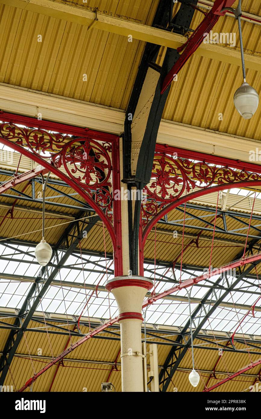 Colonnes ornementales de toit en forme de rame de train, Victoria Station, Londres, Angleterre Banque D'Images