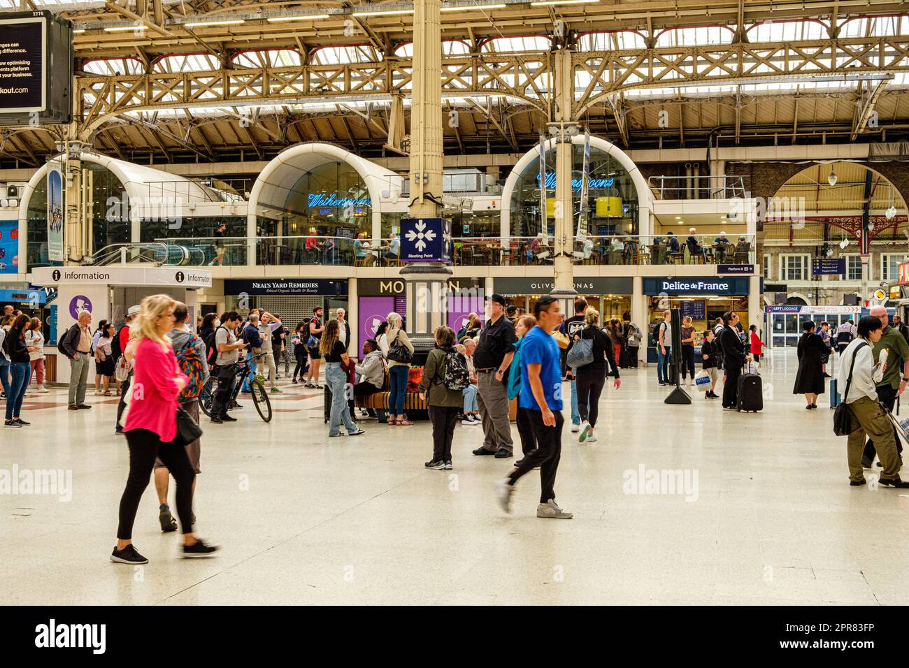 Modern Concourse, Victoria Station, Londres, Angleterre Banque D'Images