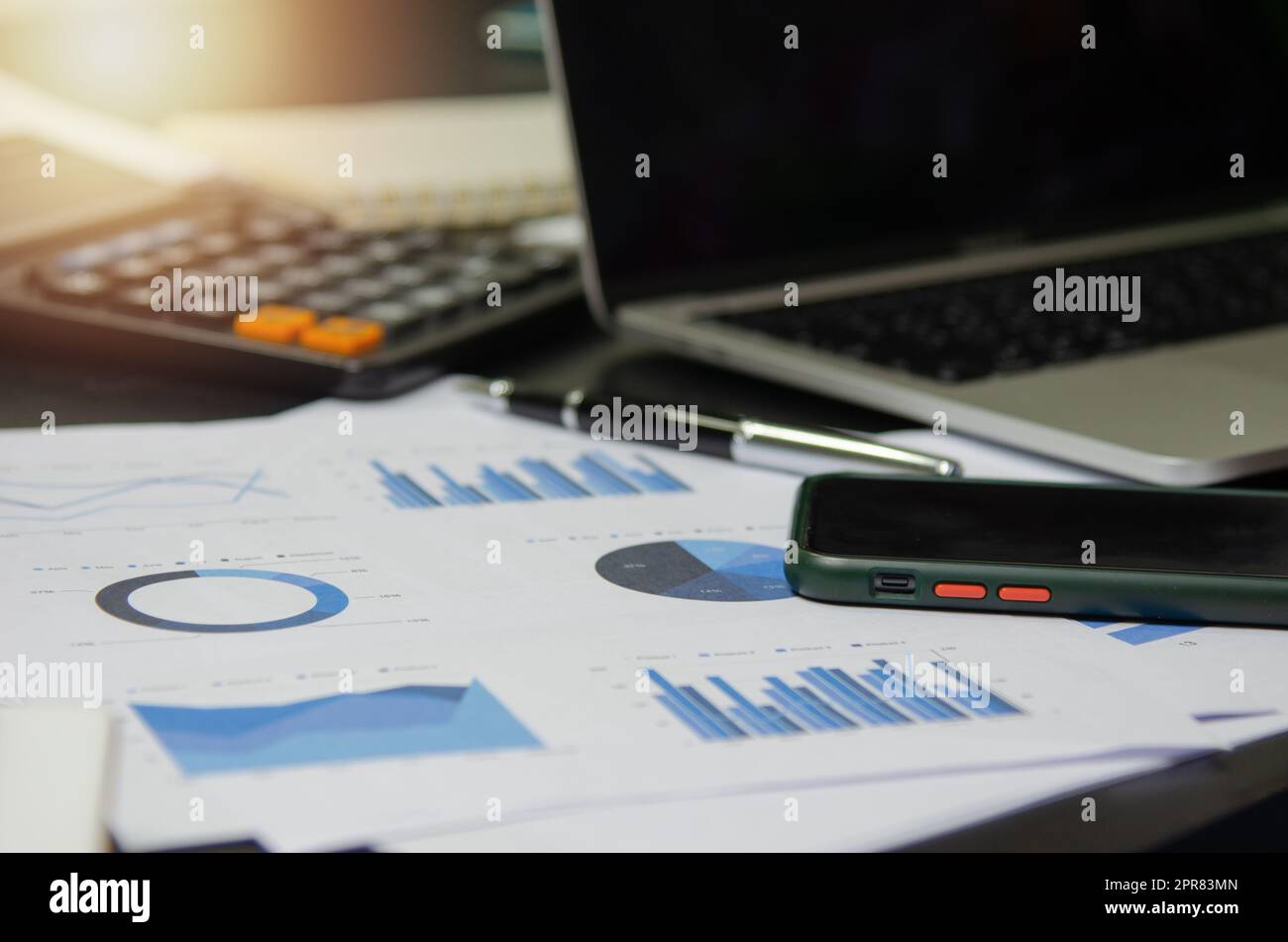 Analyse graphique et graphique de la finance de documents commerciaux, marketing et comptabilité avec ordinateur portable au bureau. Banque D'Images