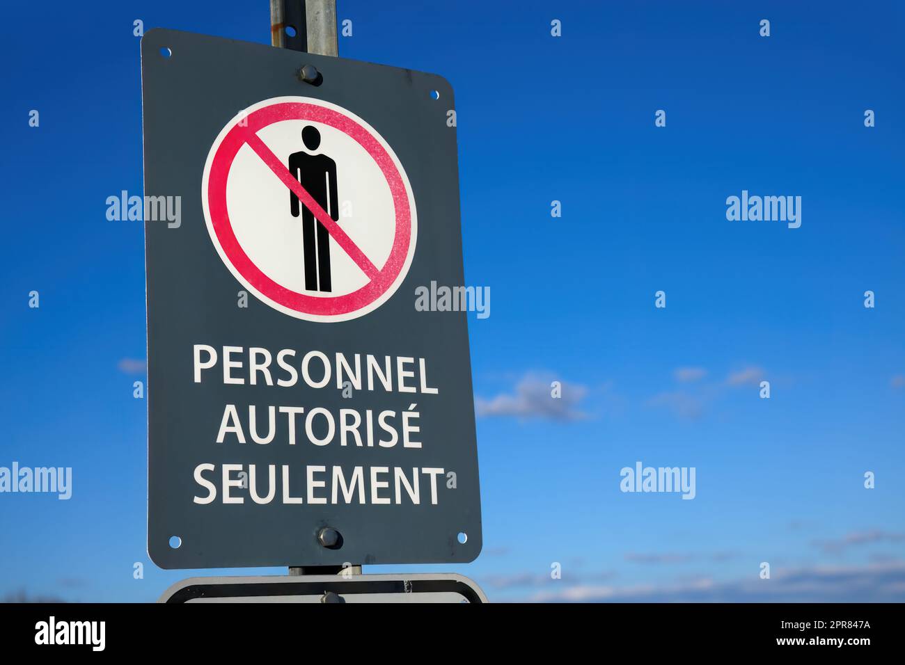 panneau « zone interdite interdite » pour le personnel autorisé français uniquement sur un ciel bleu Banque D'Images