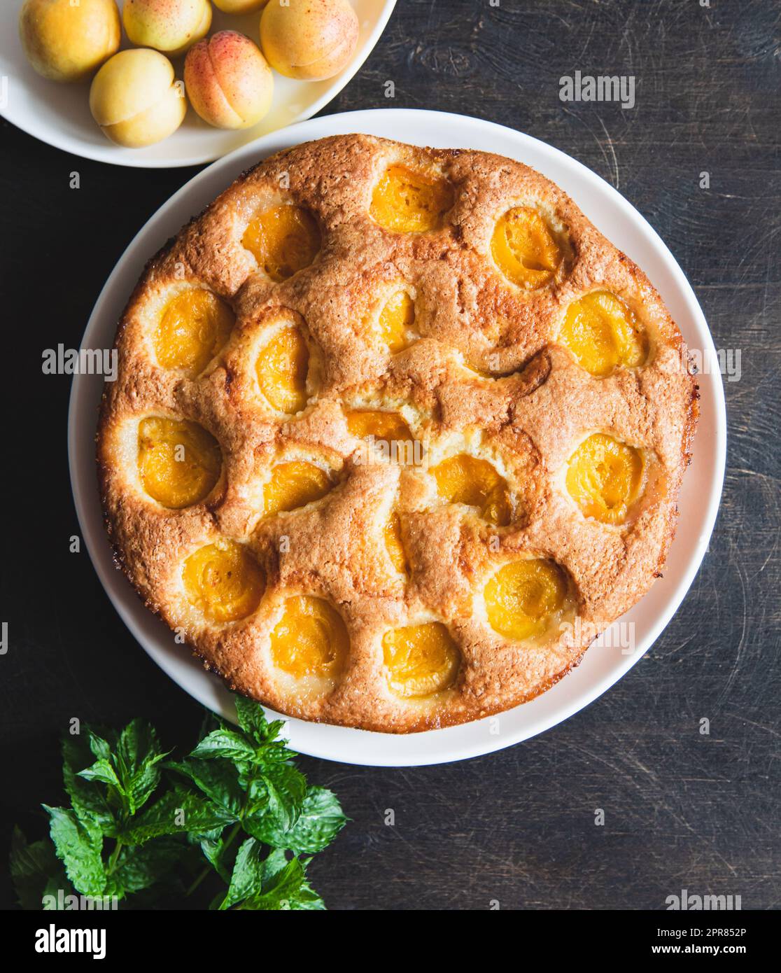 gâteau aux abricots. Délicieux gâteau à l'abricot maison aux abricots frais Banque D'Images