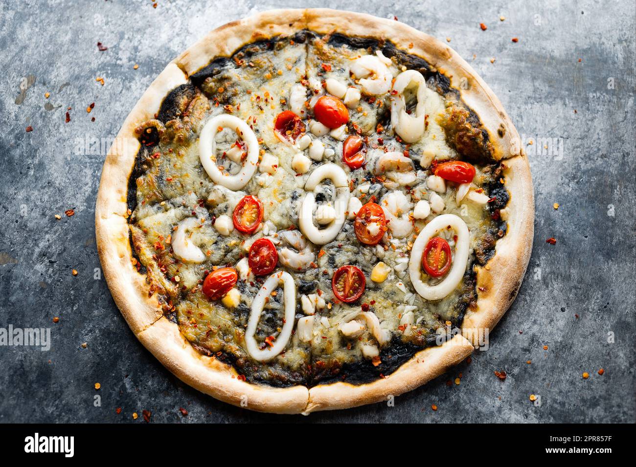 pizza de fruits de mer noire à l'encre de calmar italienne rustique Banque D'Images