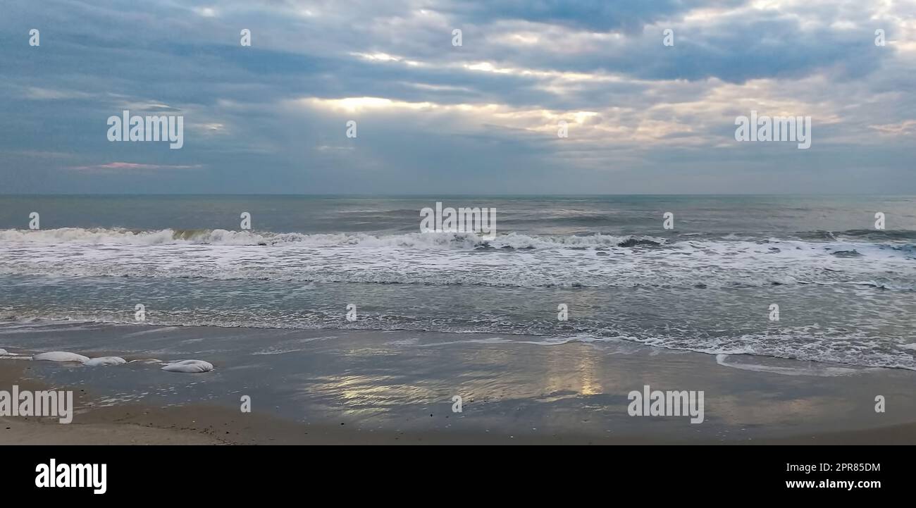 fond de mer: mer, ciel avec nuages, plage de sable Banque D'Images