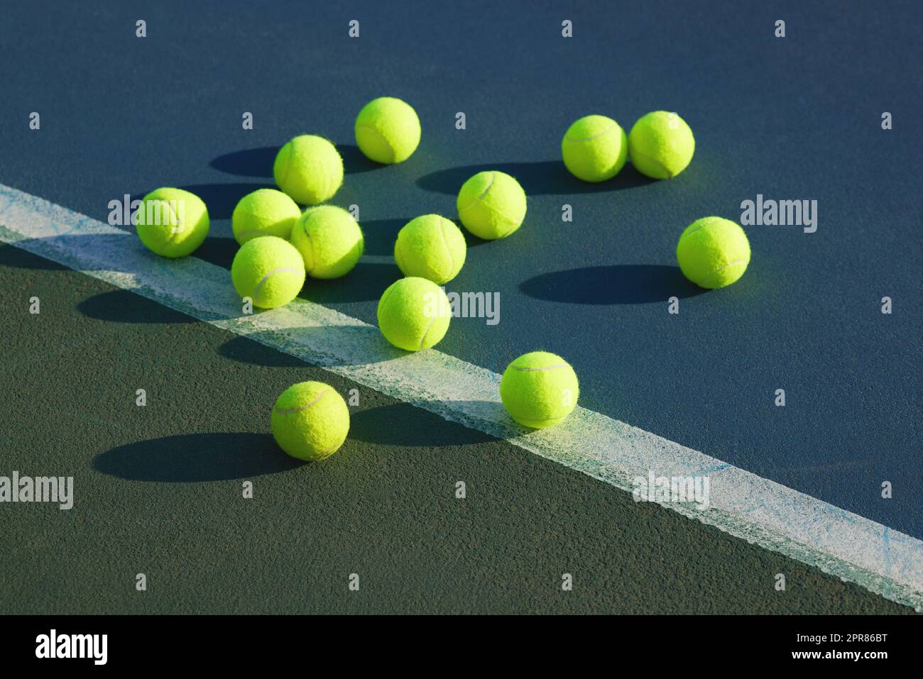 Allez, jetez-en un. Tir d'un court de tennis vide et de balles de tennis  pendant la journée Photo Stock - Alamy