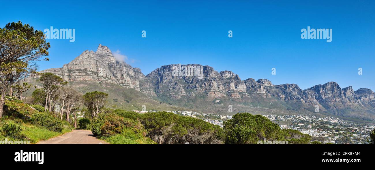 Vue panoramique sur Table Mountain au Cap avec espace de copie. Afrique du Sud sur fond de ciel bleu. Magnifique vue panoramique d'un site naturel emblématique et d'une destination de voyage célèbre Banque D'Images