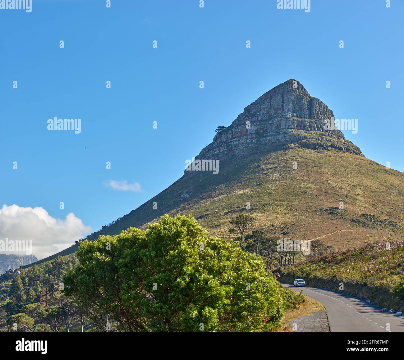 Copiez l'espace avec vue panoramique sur la montagne de Lions Head au Cap, en Afrique du Sud, sur fond bleu ciel. Magnifique vue panoramique d'un site emblématique à voyager, explorer et passer par la route Banque D'Images