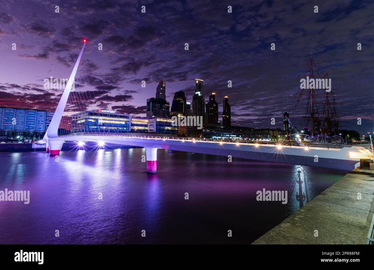 Puente de la Mujer (en espagnol pour le « Pont de la femme ») passerelle rotative, Dock 3, quartier commercial de Puerto Madero à Buenos Aires, Argentine Banque D'Images