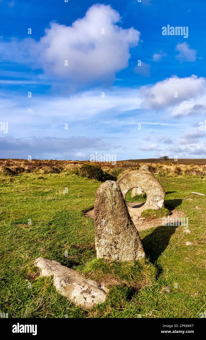 Men-an-Tol connu sous le nom de Men an Toll ou Crick Stone - petite formation de pierres debout à Cornwall, Royaume-Uni Banque D'Images