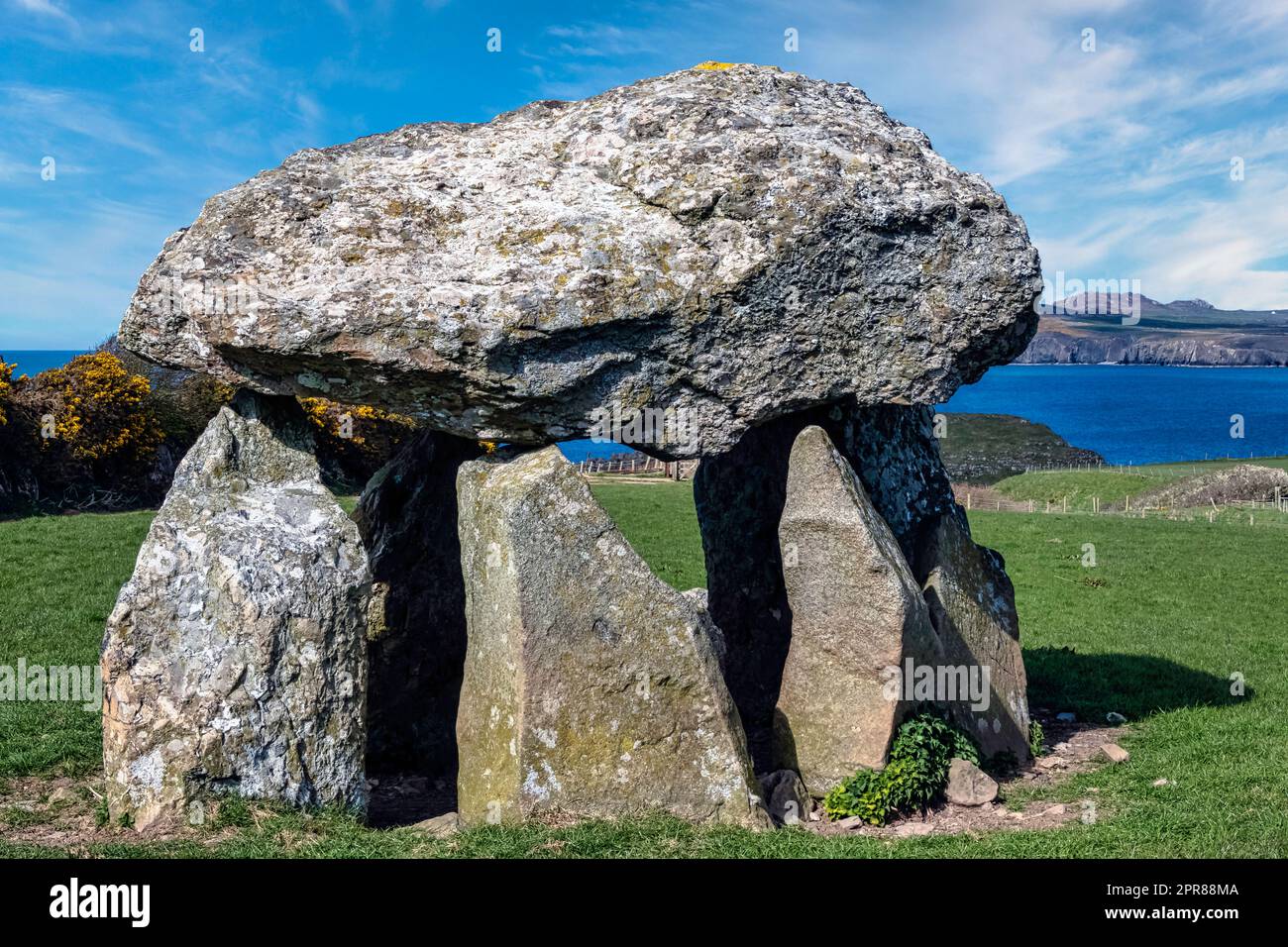 Carreg Samson connu sous le nom de Carreg Sampson, Samson's Stone, ou The Longhouse - Pembrokeshire Coast Path au pays de Galles, au Royaume-Uni Banque D'Images