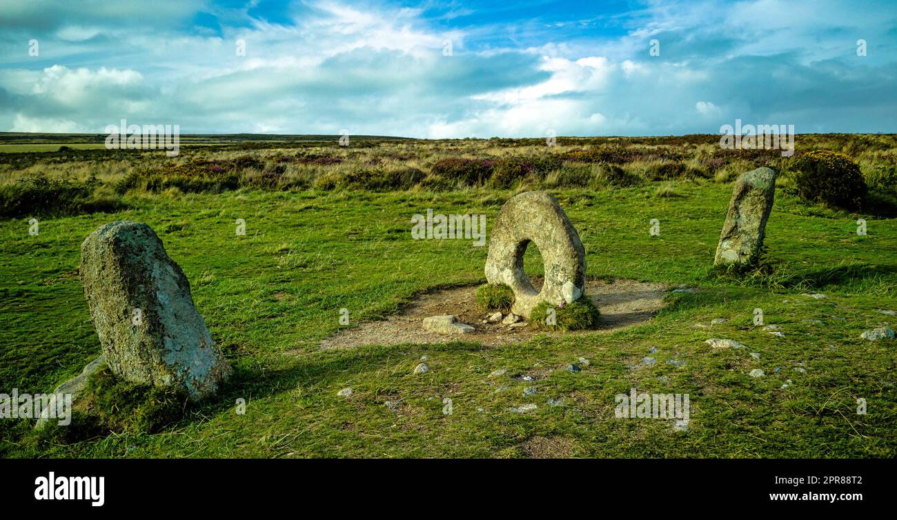 Men-an-Tol connu sous le nom de Men an Toll ou Crick Stone - petite formation de pierres debout à Cornwall, Royaume-Uni Banque D'Images