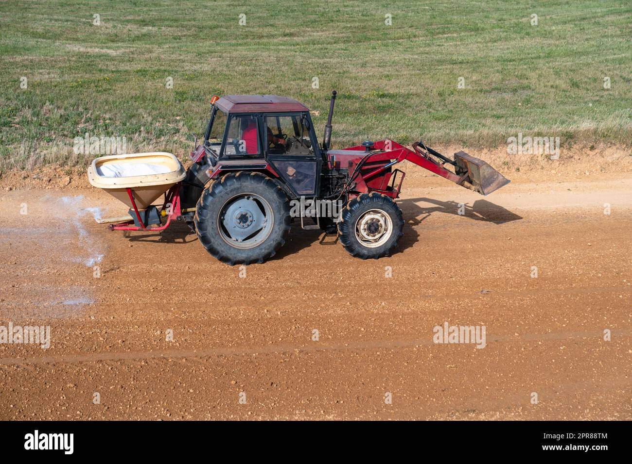 le tracteur traite la chimie des pistes de l'autocross avant les courses Banque D'Images