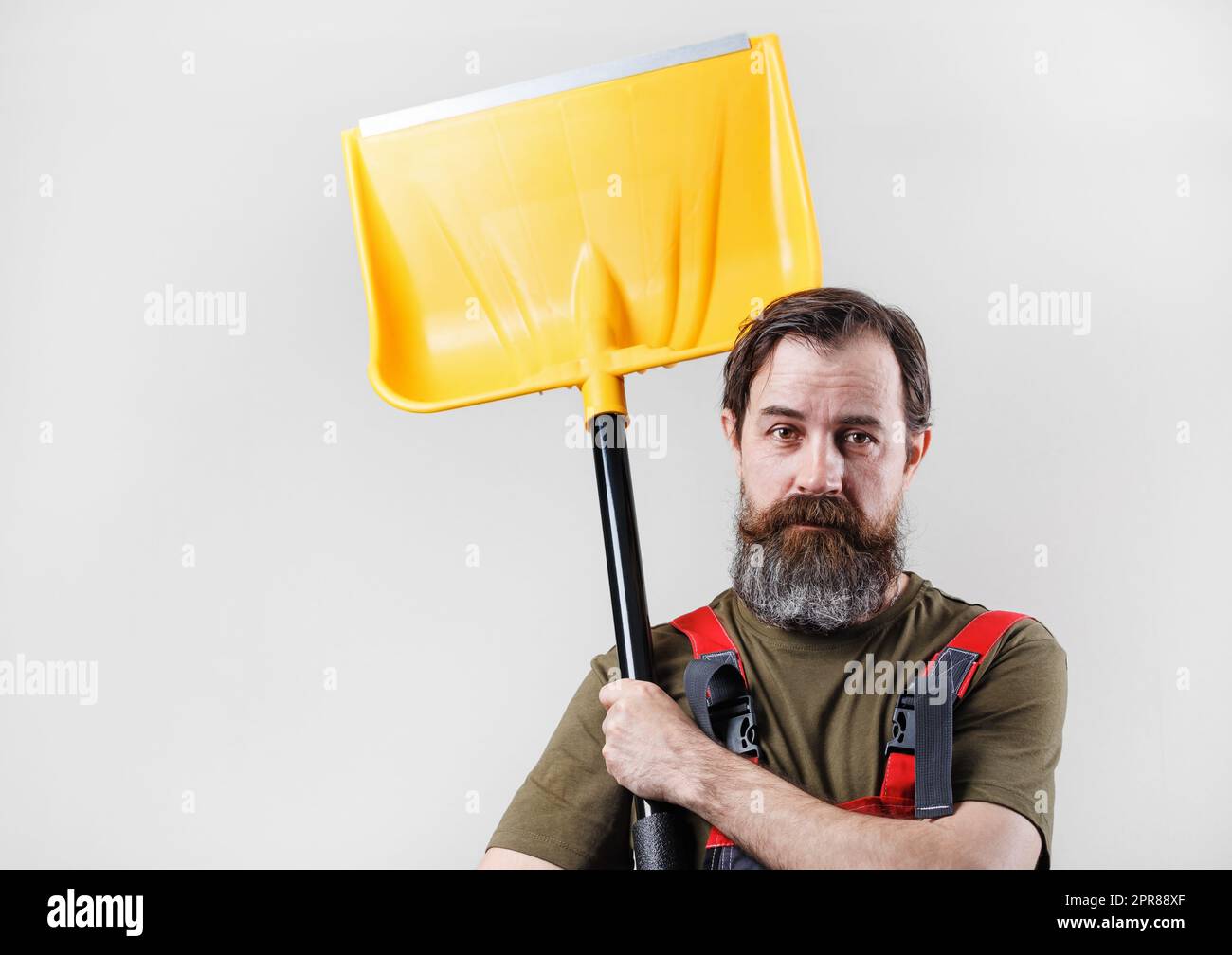 Travailleur avec pelle à neige Banque D'Images