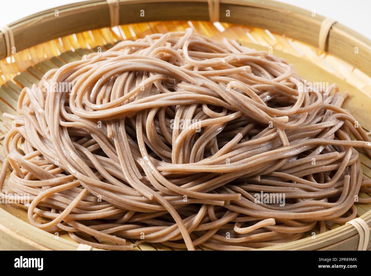 Zaru soba (nouilles de sarrasin) placé sur fond blanc Banque D'Images