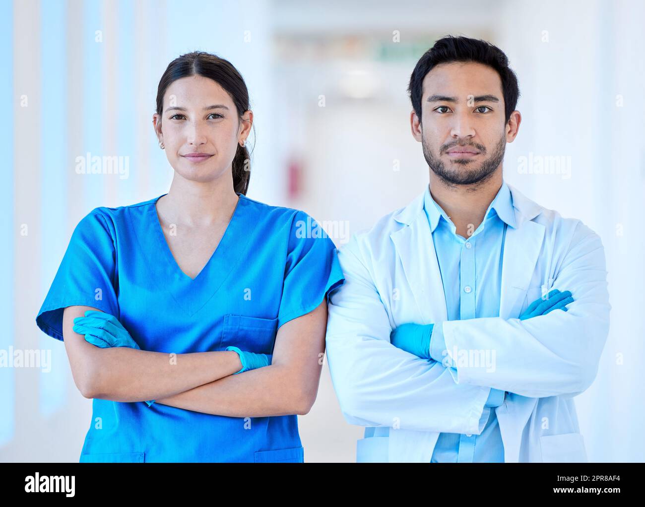 Prêt à commencer la journée. Photo d'un jeune dentiste avec son assistant. Banque D'Images